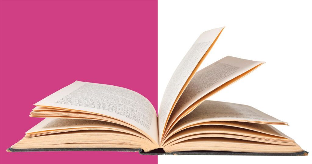 montaje de un libro abierto sobre fondo blanco y rosa del color de correcciones santaella