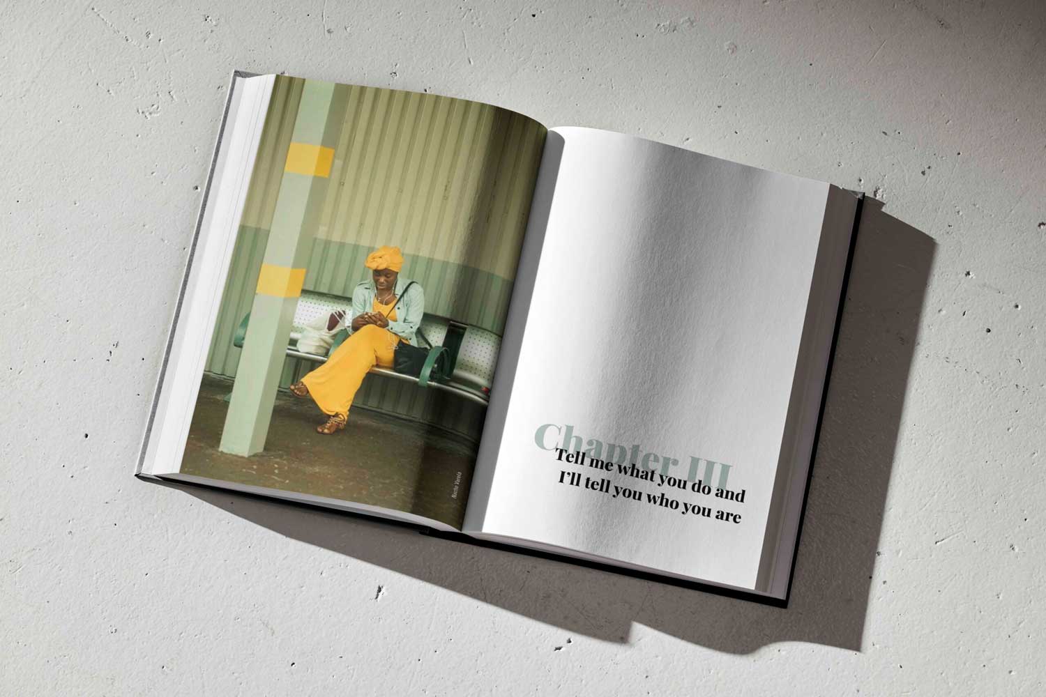 Ejemplo de maquetación de tesis doctoral en la que se muestra el libro abierto al inicio de un capítulo sobre fondo de hormigón con sombras. En la página izquierda hay una mujer en una estación de autobuses todo en colores verde oliva y amarillo. En la parte derecha dice: Chapter III. Tell me what you do and I’ll tell you who you are