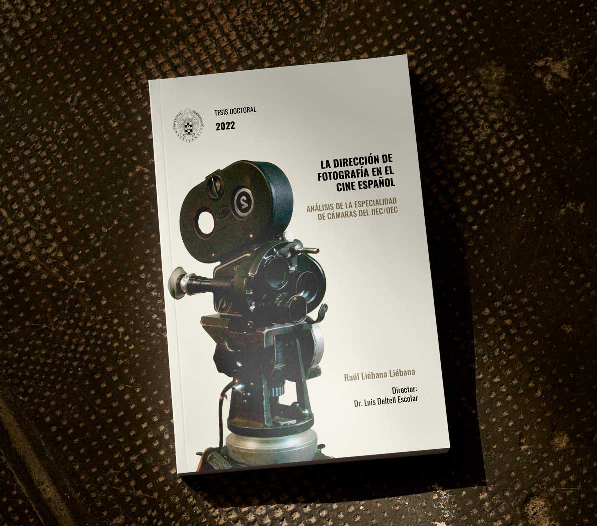 Ejemplo de maquetación de tesis doctoral La dirección de fotografía en el cine español de Raúl Liébana. Universidad Complutense. La portada es beige y tiene una cámara de cine antigua y las letras del texto